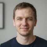 Улыбающийся клиент Ханс, использующий сервисы Germanypools4d для проверки результатов лотереи 4D