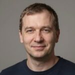 Улыбающийся клиент Wei, использующий сервисы Germanypools4d для отслеживания результатов 4D лотереи